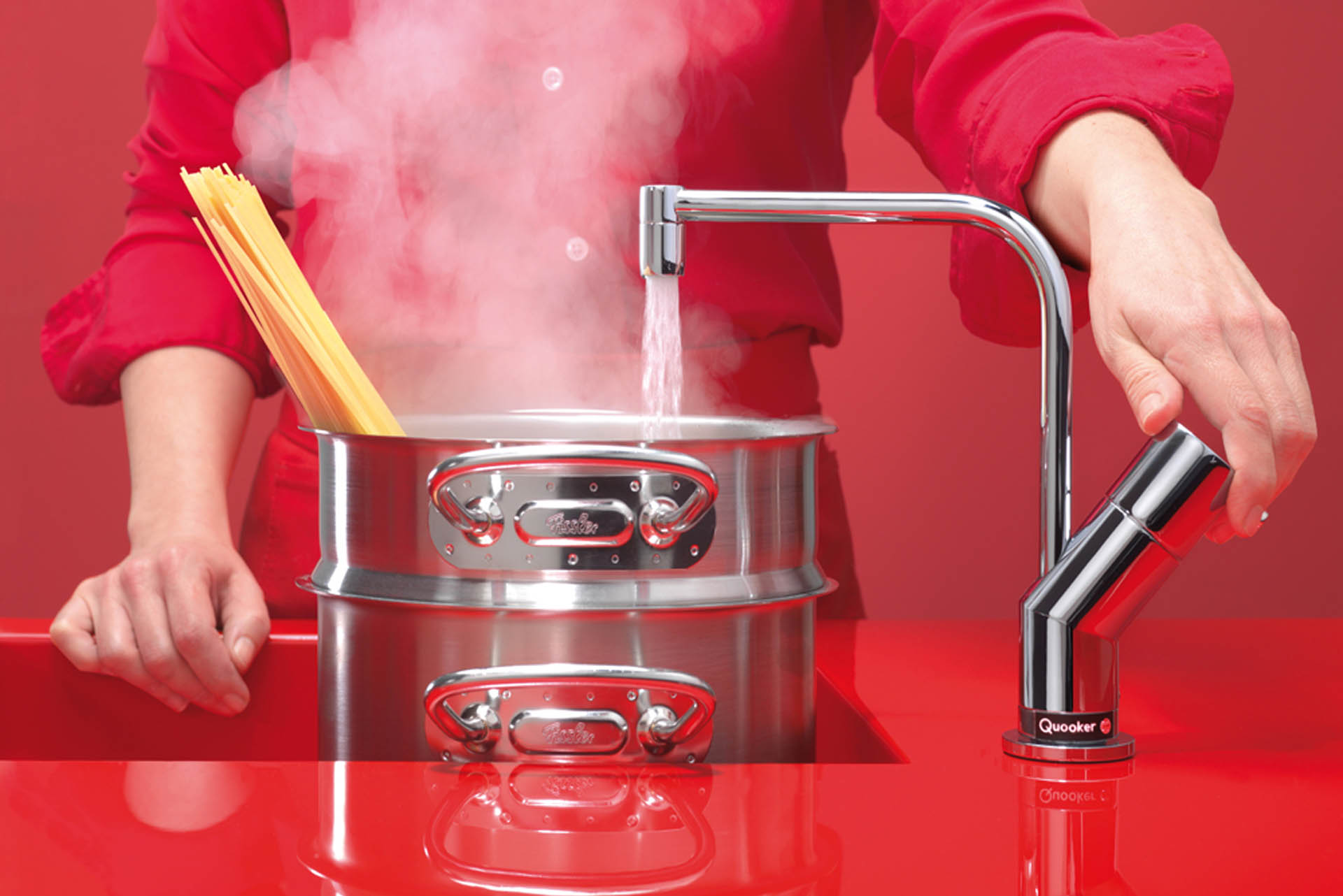 Вливать воду горячую. Quooker. Hot Water. Хот Ватер. Quooker подогреватель воды.